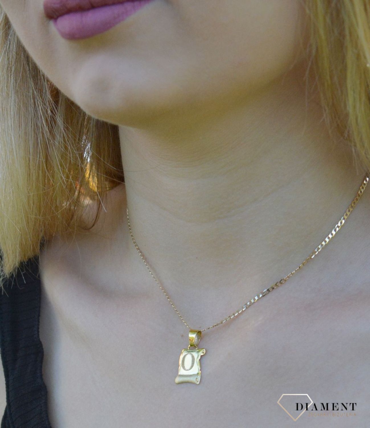 Złota zawieszka literka O na papirusie Literka O. Wisiorek został wykonany z najwyższej jakości złota próby 585  na papirusie. Złoto to jeden z najpopularniejszych kruszców, cenione przez kobiety na całym świecie i często wyko.jpg